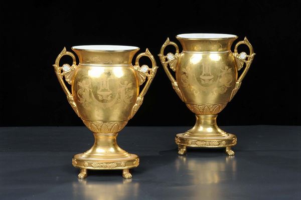 Coppia di vasi biansati in ceramica dorata a profilo schiacciato, XIX secolo