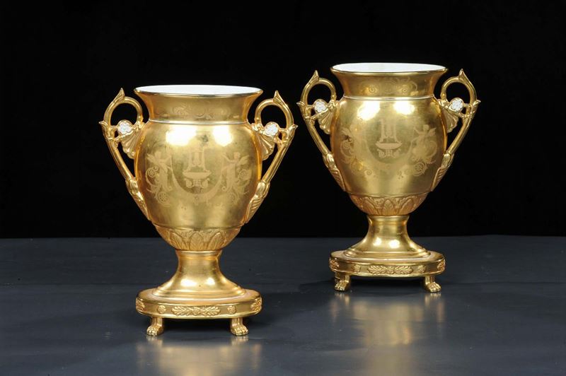Coppia di vasi biansati in ceramica dorata a profilo schiacciato, XIX secolo  - Asta Antiquariato e Dipinti Antichi - Cambi Casa d'Aste