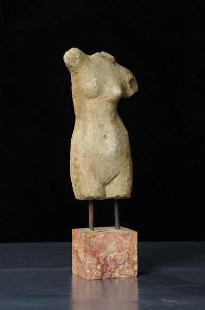 Scultura in Marmo Raffigurante Torso Femminile, XVIII Secolo