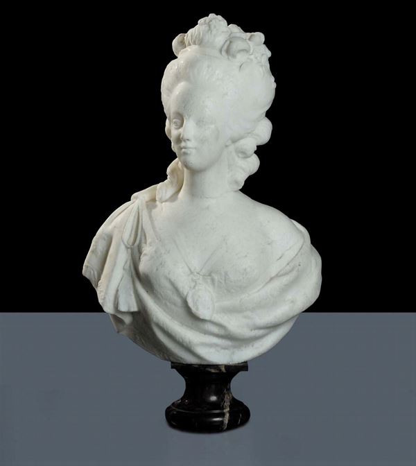 Busto in marmo bianco raffigurante dama con capelli raccolti, XIX secolo