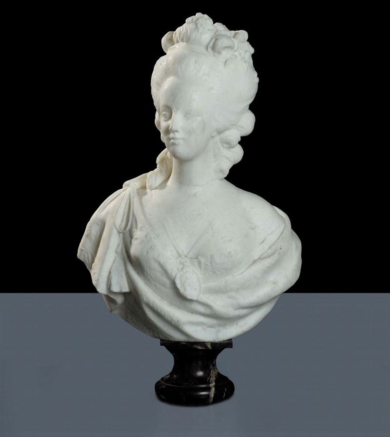 Busto in marmo bianco raffigurante dama con capelli raccolti, XIX secolo  - Auction Old Paintings and Furnitures - Cambi Casa d'Aste