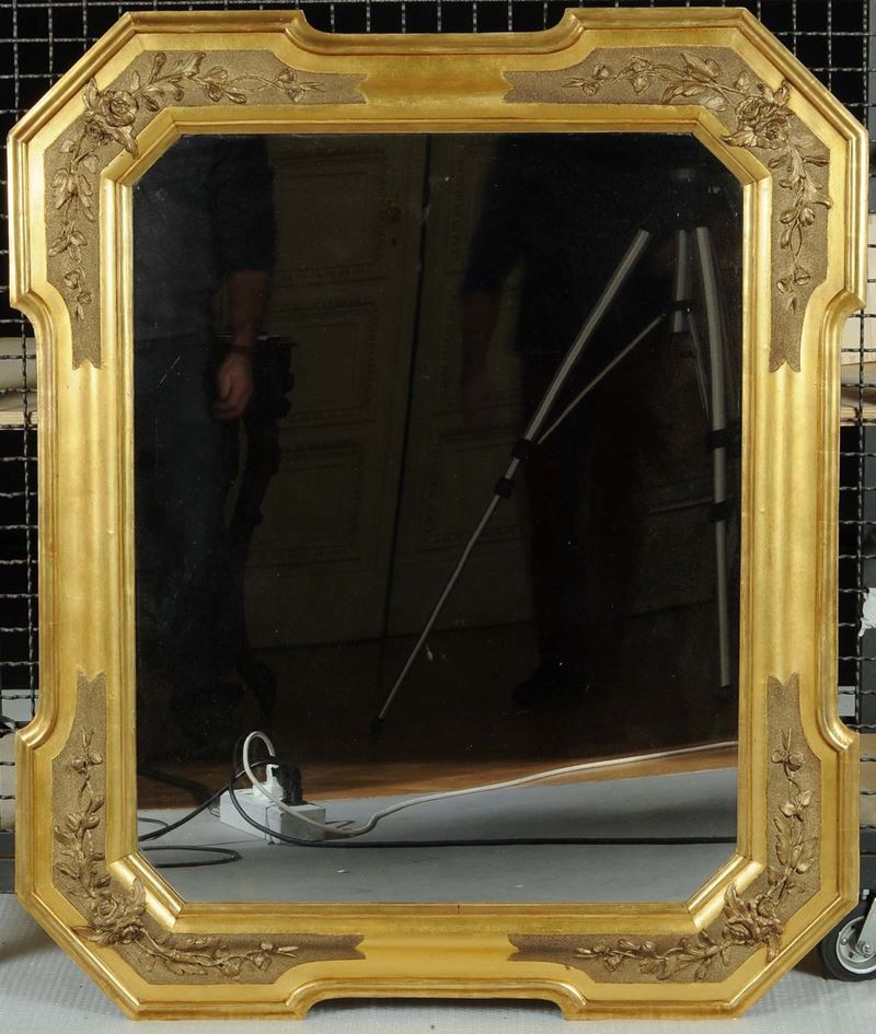 Specchiera a vassoio in legno intagliato e dorato, XIX secolo  - Asta Antiquariato e Dipinti Antichi - Cambi Casa d'Aste