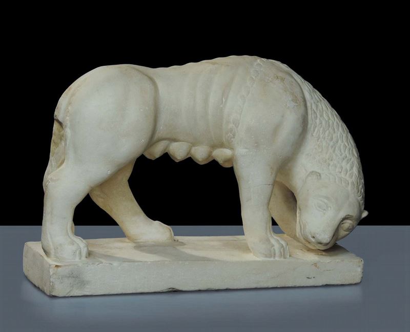 Scultura in marmo bianco raffigurante lupa, XIX secolo  - Auction Old Paintings and Furnitures - Cambi Casa d'Aste