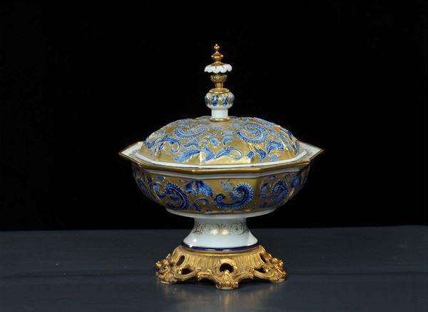 Zuppiera con coperchio in porcellana di Sevres con base in bronzo dorato, XIX secolo
