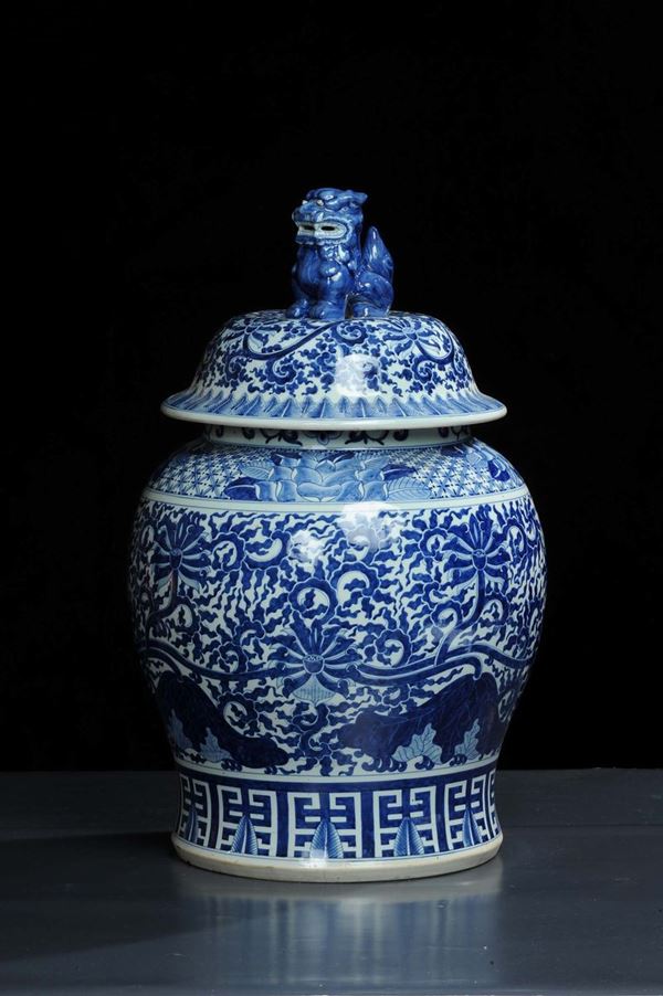 Vaso in porcellana con coperchio, Cina XVIII-XIX secolo