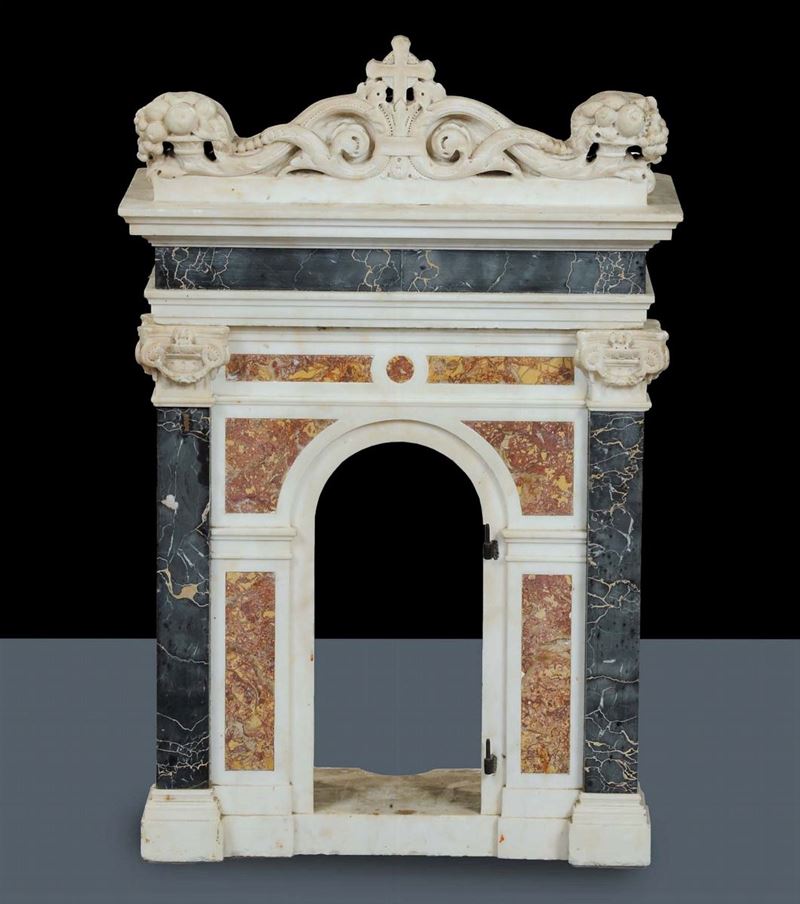 Tabernacolo in marmo bianco con elementi in marmi policromi, XVII secolo  - Asta Antiquariato e Dipinti Antichi - Cambi Casa d'Aste