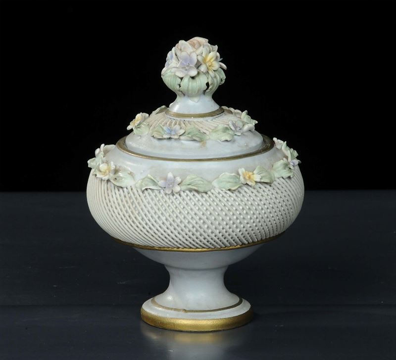 Vasetto in biscuit con decoro floreale, XX secolo  - Asta Antiquariato e Dipinti Antichi - Cambi Casa d'Aste