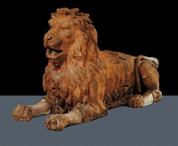 Grande scultura in terracotta raffigurante Leone accovacciato