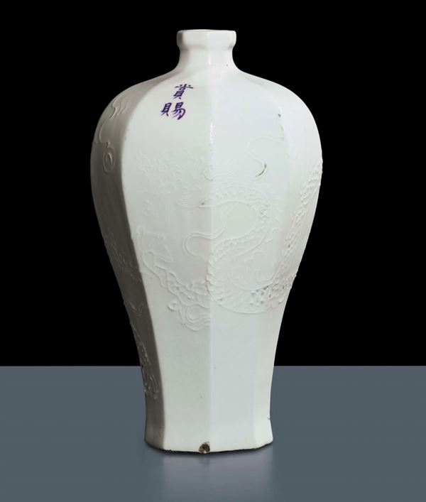 Vaso in pocllana bianca, epoca Ming, XVIII secolo