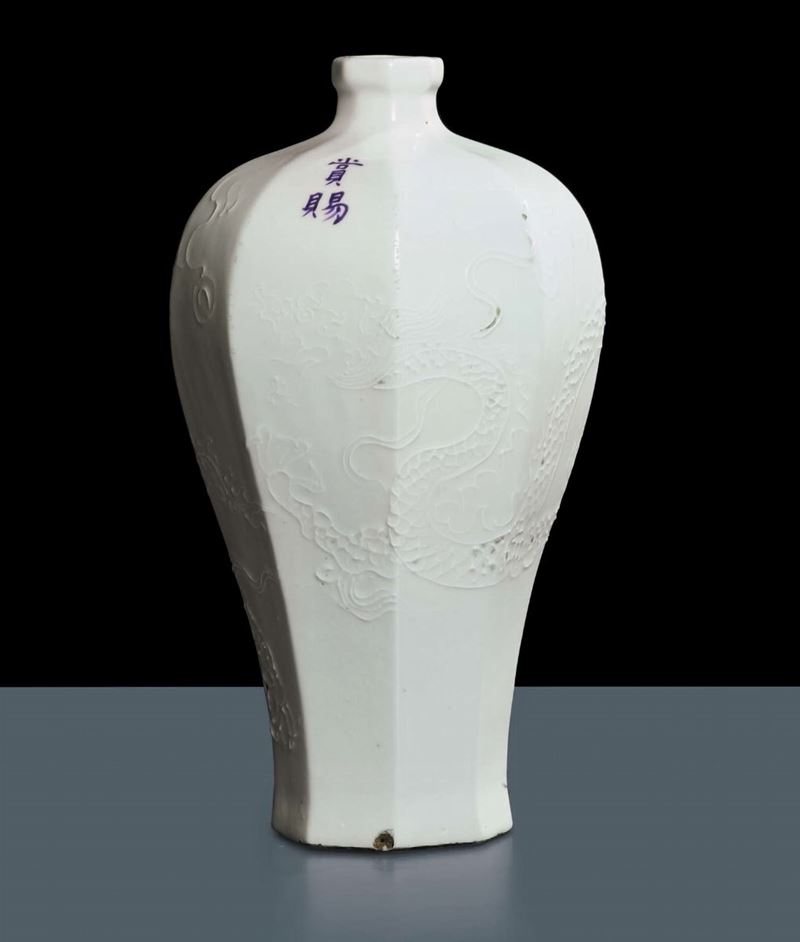 Vaso in pocllana bianca, epoca Ming, XVIII secolo  - Auction Oriental Art - Cambi Casa d'Aste