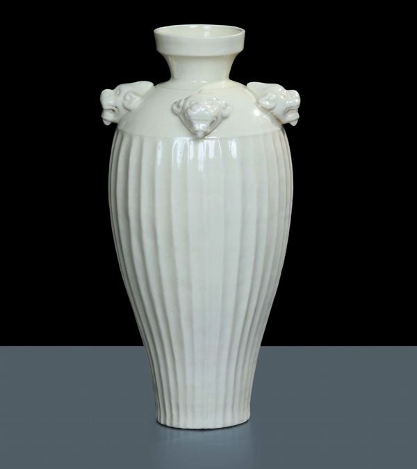 Vaso in porcellana bianca, Cina XVIII secolo