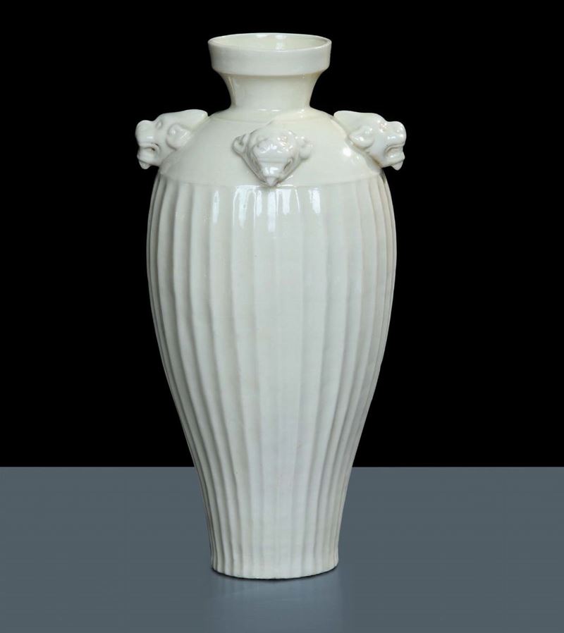 Vaso in porcellana bianca, Cina XVIII secolo  - Auction Oriental Art - Cambi Casa d'Aste