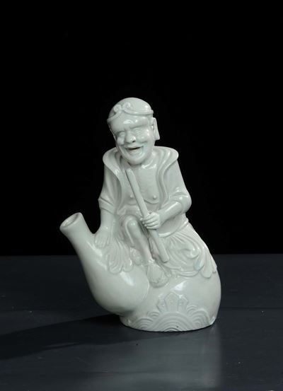 Statuina in Porcellana Bianca Raffigurante Uomo con Bastone ed Anfora, Cina XVIII Secolo