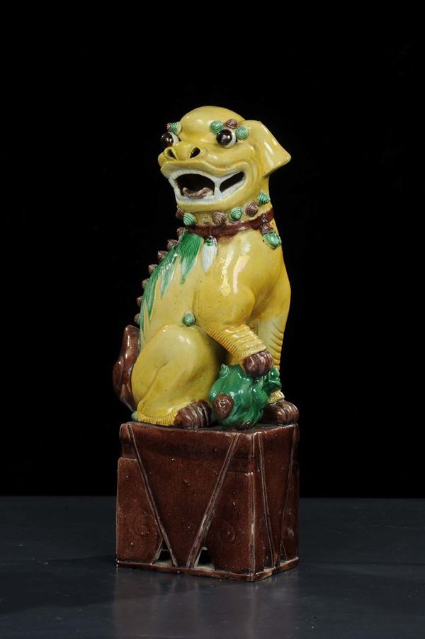 Cane di Pho in porcellana policroma, Cina XIX secolo