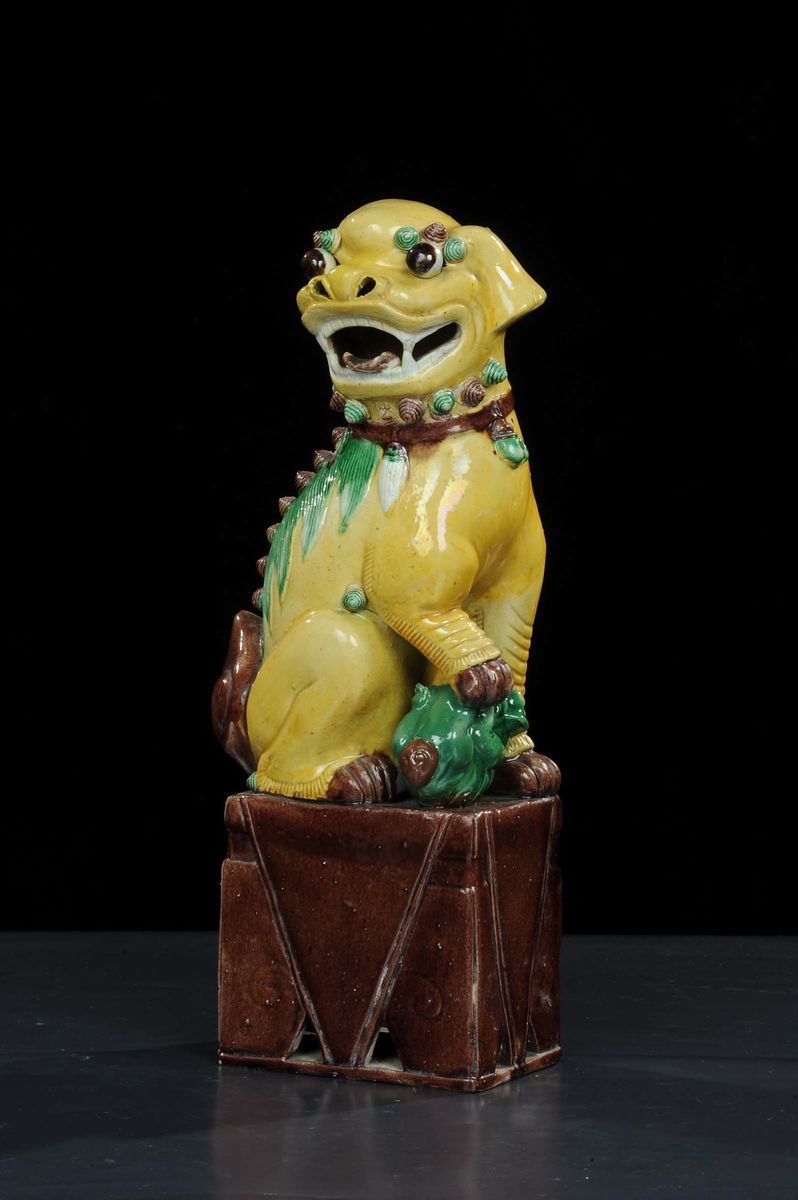 Cane di Pho in porcellana policroma, Cina XIX secolo  - Asta Arte Orientale - Cambi Casa d'Aste