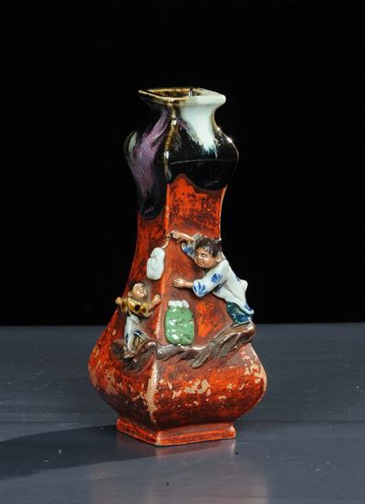 Vaso in Porcellana con Figure in Rilievo, Giappone XIX Secolo