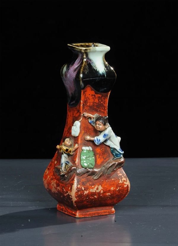 Vaso in porcellana con figure in rilievo, Giappone XIX secolo