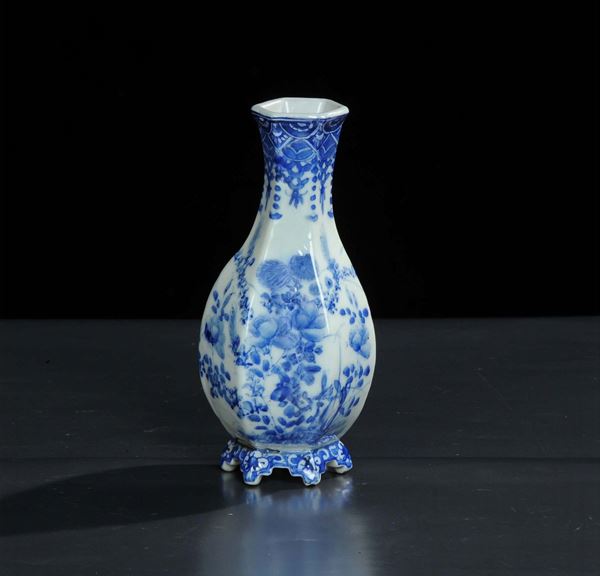 Piccolo vaso esagonale in porcellana, Cina XVIII secolo