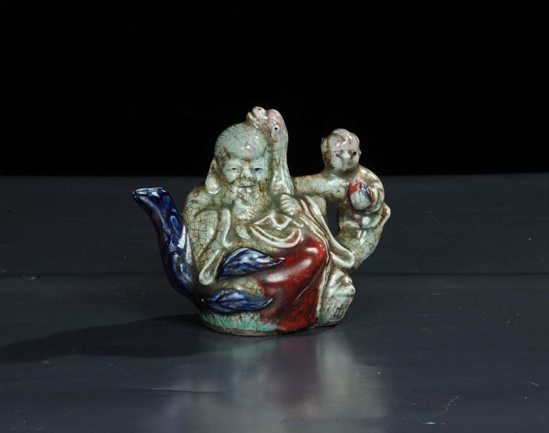 Teiera in porcellana a guisa di saggio orientale, Cina XIX secolo  - Asta Arte Orientale - Cambi Casa d'Aste