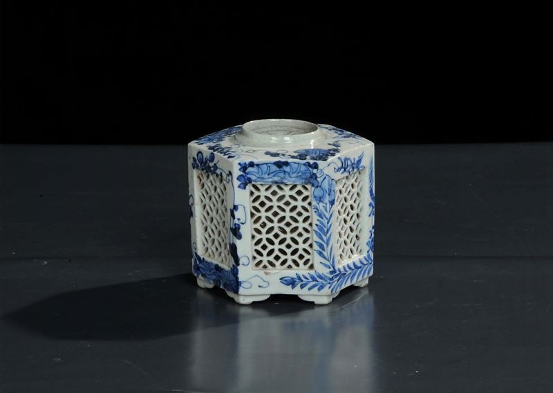 Calamaio esagonale in porcellana, Cina XIX secolo  - Asta Arte Orientale - Cambi Casa d'Aste