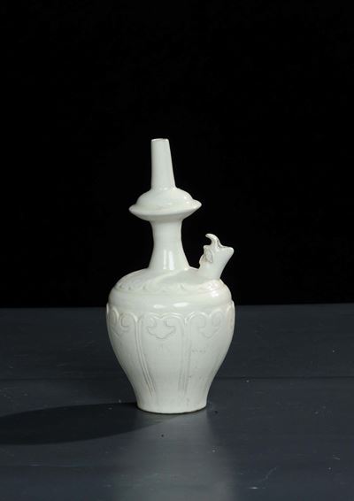 Piccolo Vaso in Terraglia Bianca con Beccuccio, Cina XVIII Secolo