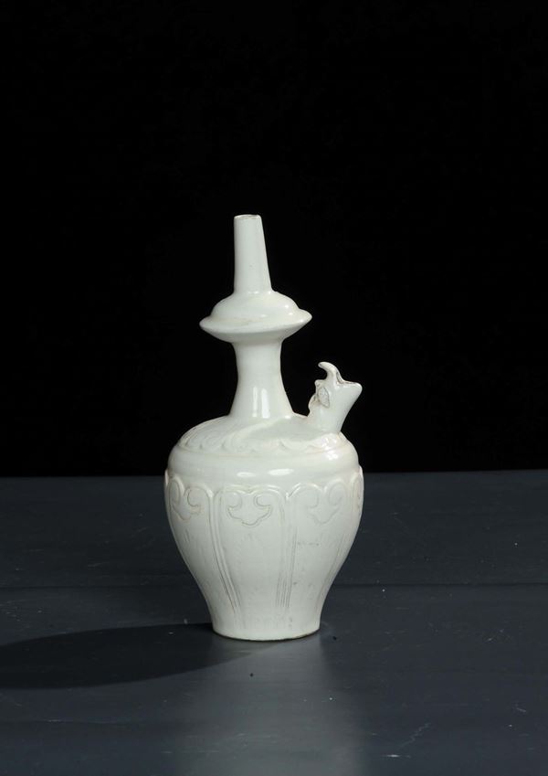 Piccolo vaso in terraglia bianca con beccuccio, Cina XVIII secolo