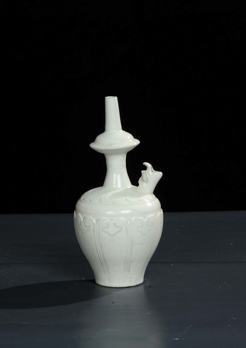 Piccolo vaso in terraglia bianca con beccuccio, Cina XVIII secolo  - Asta Arte Orientale - Cambi Casa d'Aste