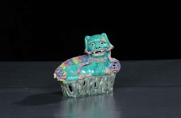Cane di Pho accovacciato in porcellana, Cina XVIII secolo