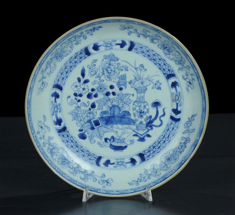 Piatto in porcellana, Cina XVIII secolo  - Asta Arte Orientale - Cambi Casa d'Aste