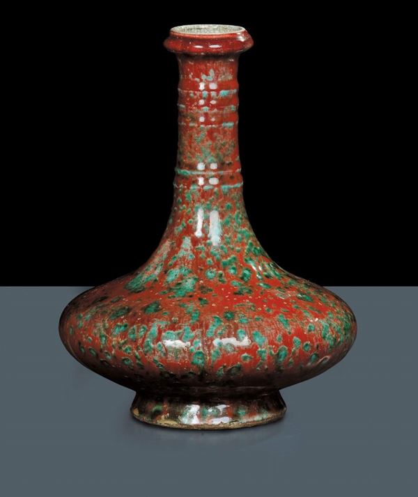 Vaso a bulbo in porcellana sangue di bue, Cina XVIII secolo