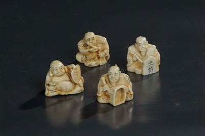 Quattro Netsuke in Avorio Raffiguranti Personaggi al Lavoro, Giappone XIX Secolo