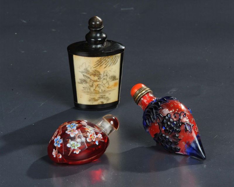 Tre snuff bottle, XIX secolo  - Auction Oriental Art - Cambi Casa d'Aste