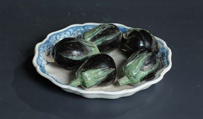 Piatto in Ceramica Decorato con Melanzane Applicate, Francia XX Secolo