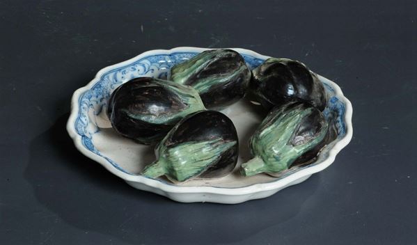 Piatto in ceramica decorato con melanzane applicate, Francia XX secolo