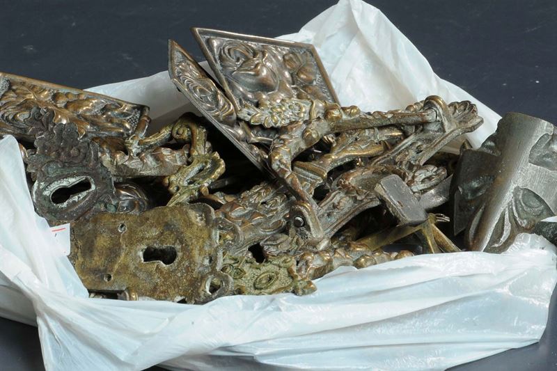 Lotto di maniglie in vari materiali  - Asta Antiquariato e Dipinti Antichi - Cambi Casa d'Aste