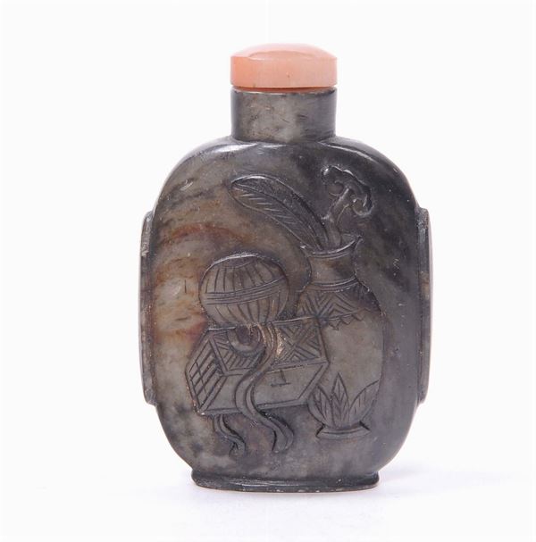 Snuff bottle in giada scura, Cina XIX secolo