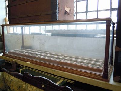 Teca in Legno con Binari di Treno