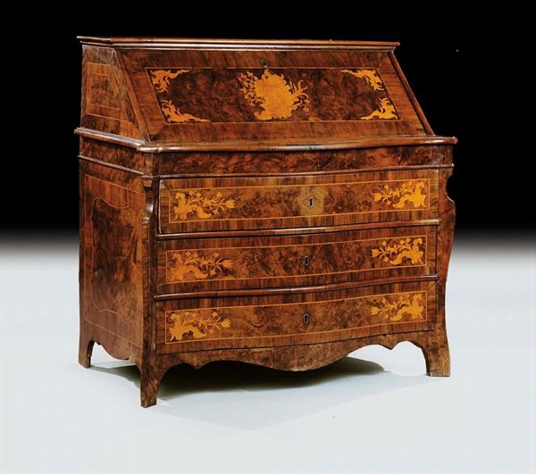 Cassettone a ribalta Luigi XIV intarsiato in noce e radica di noce, Stato Pontificio metˆ XVIII secolo