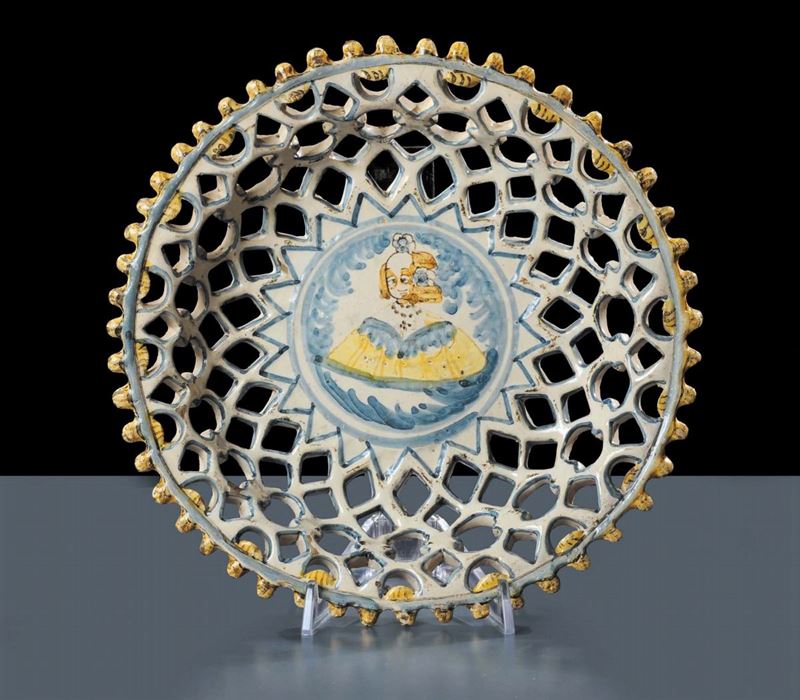 Crespina in maiolica con decoro policromo, Laterza (?) XVII secolo  - Asta Antiquariato e Dipinti Antichi - Cambi Casa d'Aste