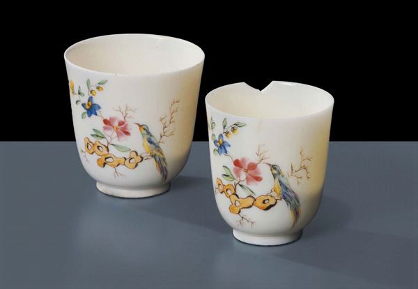 Coppia di tazze in porcellana policroma a pasta tenera, Napoli Capodimonte metˆ XVIII secolo