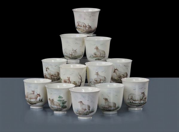 Dodici tazze in porcellana policroma, Napoli Capodimonte metˆ XVIII secolo