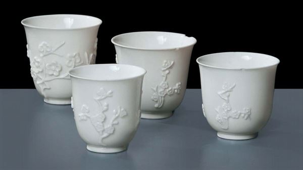 Quattro tazze in porcellana bianca, Napoli Capodimonte metˆ XVIII secolo
