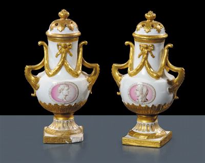Coppia di Anfore Biansate con Coperchio in Porcellana Bianca, Meissen Prima Metˆ XIX Secolo