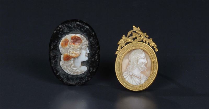 Due intagli raffiguranti profilo muliebre e profilo virile, XIX secolo  - Auction Old Paintings and Furnitures - Cambi Casa d'Aste