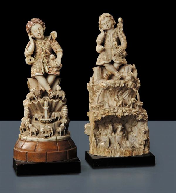 Due gruppi in avorio intagliato con figure di giovani dormienti, Goa XVII secolo