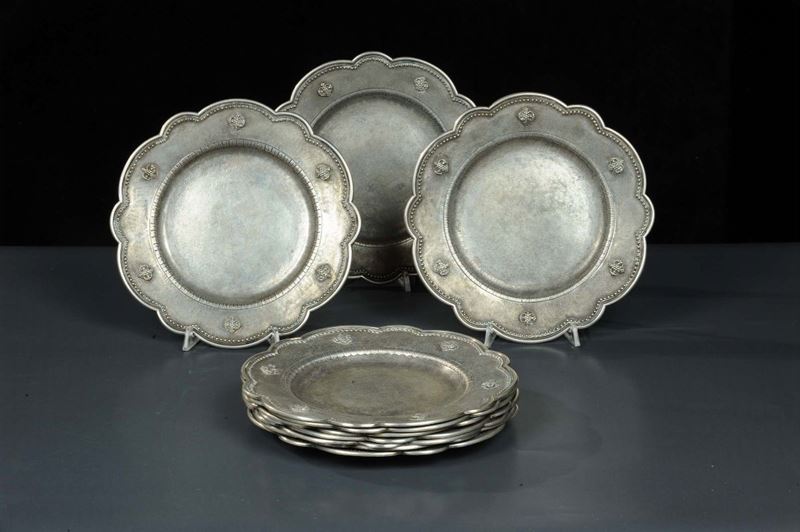 Dieci piatti in argento sbalzato ed inciso  - Asta Gioielli, Argenti ed Orologi Antichi e Contemporanei - Cambi Casa d'Aste
