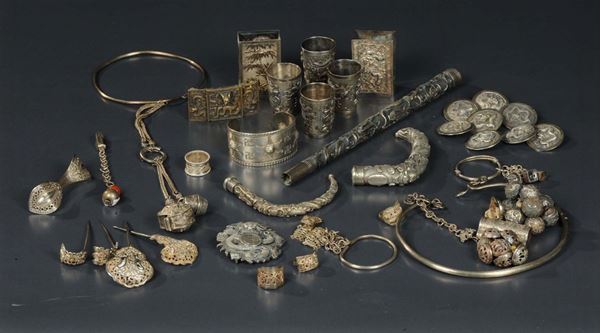 Lotto di monili ed oggetti in argento e metallo argentato