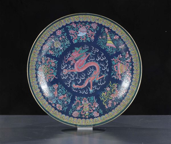 Grande piatto in porcellana policroma, Cina, Canton fine XIX secolo