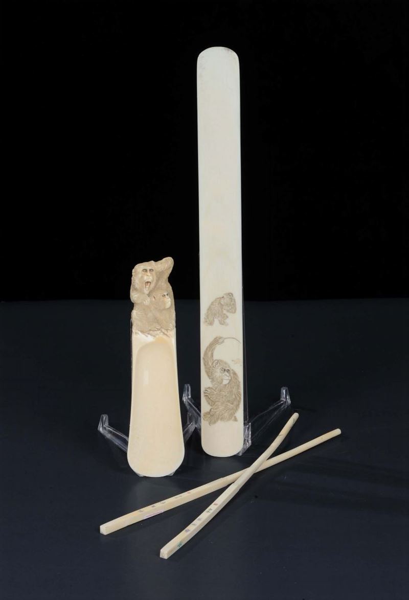 Insieme di oggetti in avorio intagliato, Giappone XIX-XX secolo  - Asta Arte Orientale - Cambi Casa d'Aste
