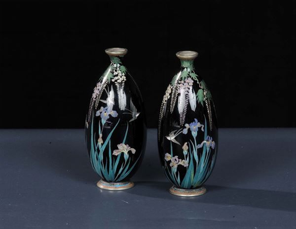 Coppia di vasi a bottiglia in rame smaltato, Giappone XIX-XX secolo